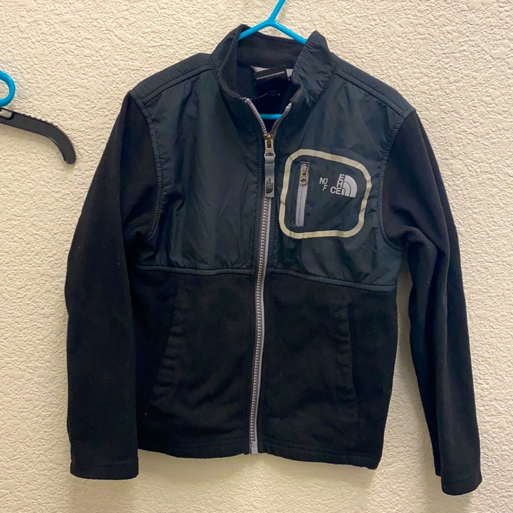 🛍Boys size 6 Black North Face jacket